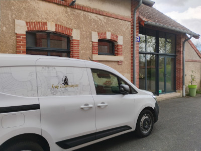 véhicule garé devant les bureaux